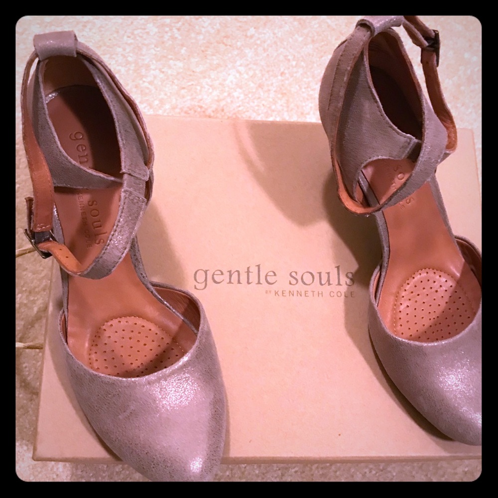 Gentle Souls by Kenneth Cole Pumps